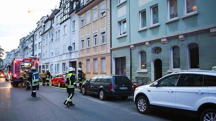 Mit 25 Einsatzkräften und fünf Fahrzeugen rückte die Feuerwehr aus, um einen brennenden Akku zu löschen. Foto: Harald Rieger