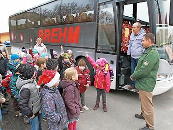 Die Erstklässler der Hallerndorfer Grundschule wurden von der Polizei im Rahmen der Aktion "Hallo Busfahrer" geschult. Ihr Ansprechpartner in Uniform war Thomas Fleischmann (rechts). Foto: Mathias Erlwein
