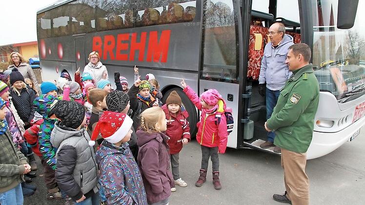 Die Erstklässler der Hallerndorfer Grundschule wurden von der Polizei im Rahmen der Aktion "Hallo Busfahrer" geschult. Ihr Ansprechpartner in Uniform war Thomas Fleischmann (rechts). Foto: Mathias Erlwein