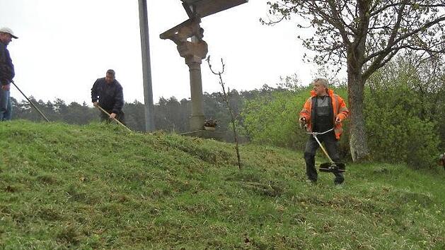 Mitglieder des Elferrates pflegten das Umfeld des "Kreuzschleppers" oberhalb des Talwegs. Foto: Gerd Michel