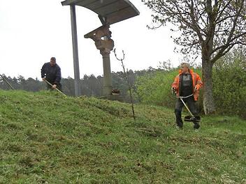 Mitglieder des Elferrates pflegten das Umfeld des "Kreuzschleppers" oberhalb des Talwegs. Foto: Gerd Michel