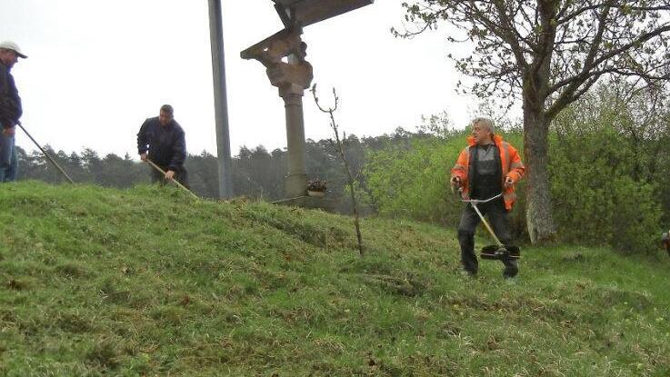 Mitglieder des Elferrates pflegten das Umfeld des "Kreuzschleppers" oberhalb des Talwegs. Foto: Gerd Michel