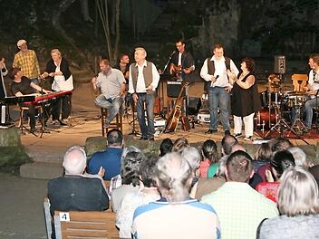 "20 Jahre Frankensima" feierten um Philipp Simon Goletz auf der Trebgaster Naturbühne Wulli Wullschläger und Sonja Tonn, "Dududu" und "Die Frankorigines" mit einem phänomenalen Konzert. Foto: Klaus Klaschka