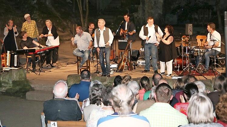 "20 Jahre Frankensima" feierten um Philipp Simon Goletz auf der Trebgaster Naturbühne Wulli Wullschläger und Sonja Tonn, "Dududu" und "Die Frankorigines" mit einem phänomenalen Konzert. Foto: Klaus Klaschka