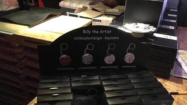 Der New Yorker Pop-Art-Künstler Billy The Artist lockte zahlreiche Besucher in die alte Pakethalle in Coburg. Foto: Jochen Berger