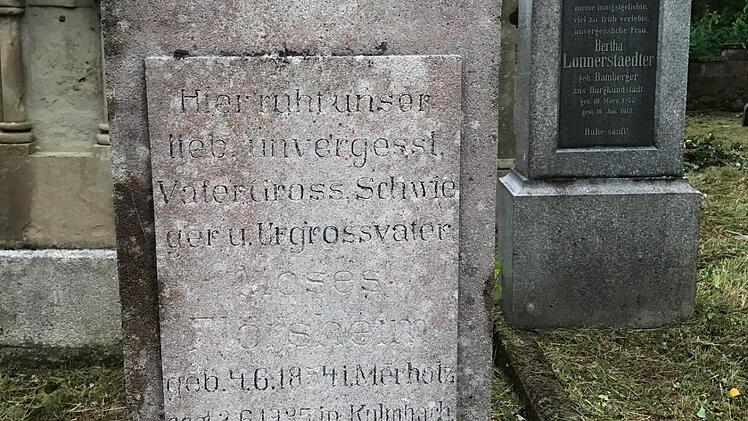Verwittertetes Grab von Moses Fl&ouml;rsheim. Der Pferde- und Viehh&auml;ndler ist &uuml;ber viele Jahrzehnte  der Vorsitzende  der j&uuml;dischen Gemeinde Kulmbach. Er ist der letzte Kulmbacher, der auf dem "Guten Ort" bei Burgkunstadt bestattet worden ist. Foto: Wolfgang Schoberth
