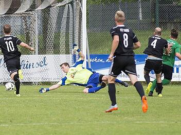 Torwart Simon Mai ist machtlos, Florian Gundelsheimer (Nr. 4) kommt zu spät: Christopher Lehmann (r.) trifft mit seinem zweiten Treffer zum 2:0 für Schweinfurt. Foto: Rene Ruprecht