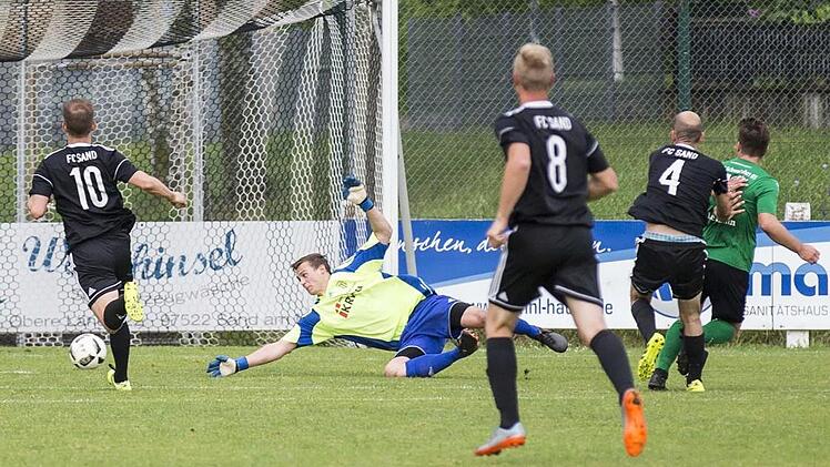 Torwart Simon Mai ist machtlos, Florian Gundelsheimer (Nr. 4) kommt zu spät: Christopher Lehmann (r.) trifft mit seinem zweiten Treffer zum 2:0 für Schweinfurt. Foto: Rene Ruprecht