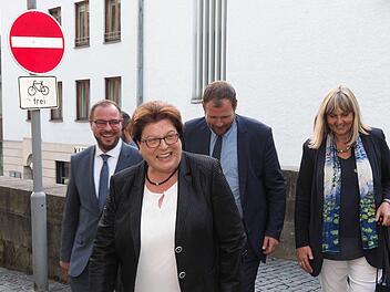 Endlich da: Die Warterei am Mittwochabend hatte nach einer Dreiviertelstunde ein Ende. Sebastian Straubel, Martin Mittag und Birgit Weber (hinten von links) geleiten Barbara Stamm zum CSU-Stammtisch. Foto: Christoph Winter