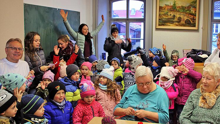 Die Strick- und Häkeldamen bekamen Besuch von Kindern der Kita Lauerland, die  für sie Weihnachtslieder sangen. Links Winfried Streit, der Vorsitzende des St.  Georgsvereins. Dieter Britz