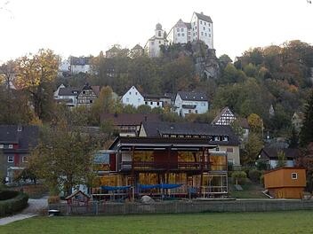 Rechts vom bestehenden Gebäude (Holzbau vorne) soll der Neubau der Kita angefügt werden. Foto: Reinhard Löwisch