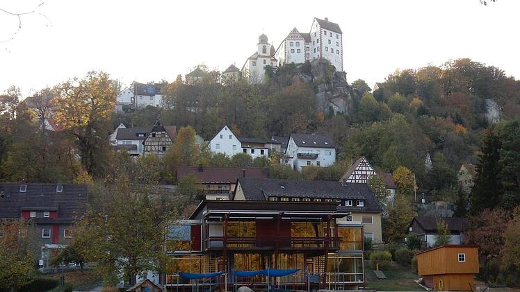 Rechts vom bestehenden Gebäude (Holzbau vorne) soll der Neubau der Kita angefügt werden. Foto: Reinhard Löwisch