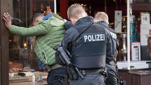 In Würzburg wurde ein 30-Jähriger festgenommen. Symbolfoto: Boris Roessler/dpa