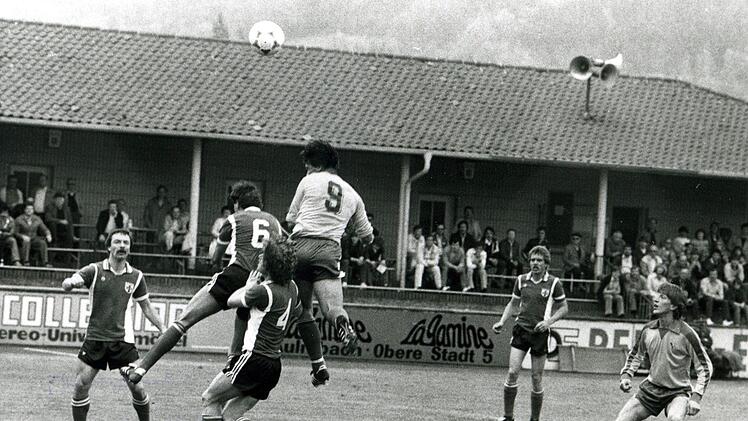 Eine Szene aus einem Spiel im alten Georg-Hagen-Stadion in der Mittelau. ATS-Stürmer Helmut Spindler (Nummer 9) steigt zum Kopfball hoch. Foto: BR-Archiv