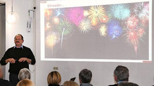Wie Jürgen Schatz erläuterte, sind auch Feuerwerke Umweltverschmutzer: Neben Feinstaub und Chemikalien verteilen sich Schwermetalle sich in der Luft. Foto: Johanna Blum