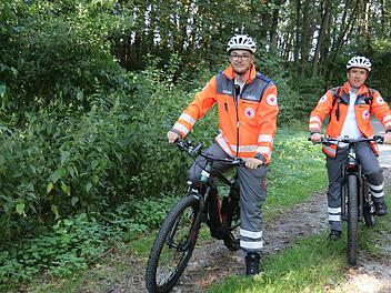 Mit ihren E-Mountainbikes sind stellvertretender Bereitschaftsleiter Moritz Perl (links) und stellvertretender Kreisbereitschaftsleiter Dennis Busch (rechts) im Einsatz.  Foto: Alexandra Kemnitzer