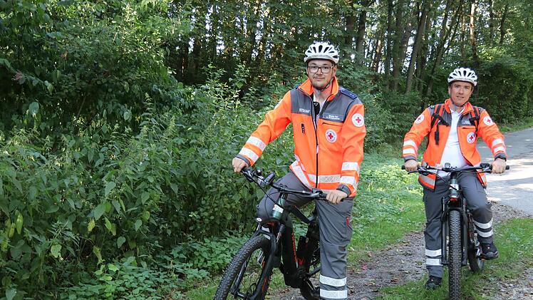 Mit ihren E-Mountainbikes sind stellvertretender Bereitschaftsleiter Moritz Perl (links) und stellvertretender Kreisbereitschaftsleiter Dennis Busch (rechts) im Einsatz.  Foto: Alexandra Kemnitzer
