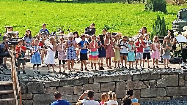 Die Blockflötengruppe zeigt ihr Können.