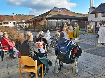 In der Behinderteneinrichtung Maria Bildhausen waren die Sternsinger unterwegs. Bei einem Freiluftgottesdienst wurden sie von Gemeindereferentin Maria Krines ausgesandt und die Aufkleber und Kreide gesegnet. Foto: Hanns Friedrich