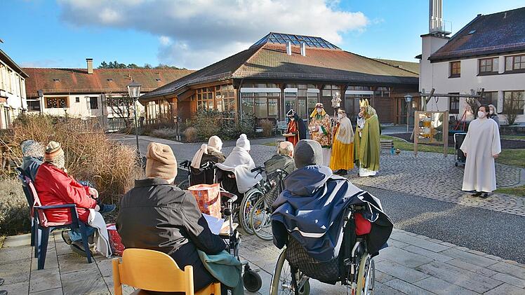In der Behinderteneinrichtung Maria Bildhausen waren die Sternsinger unterwegs. Bei einem Freiluftgottesdienst wurden sie von Gemeindereferentin Maria Krines ausgesandt und die Aufkleber und Kreide gesegnet. Foto: Hanns Friedrich