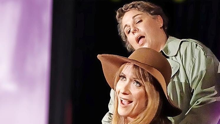 Beate Roux und Rebekka Herl thematisieren die Knef.