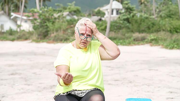 In Folge zwei von "Promis unter Palmen" hat sich Silvia Wollny am Rande eines Teamspiels verletzt: Ein Sonnenschirm traf sie auf den Kopf.