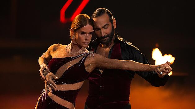 F&uuml;r Esther Schweins und Massimo Sin&aacute;to endet "Let's Dance" verletzungsbedingt.