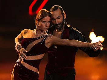 F&uuml;r Esther Schweins und Massimo Sin&aacute;to endet "Let's Dance" verletzungsbedingt.