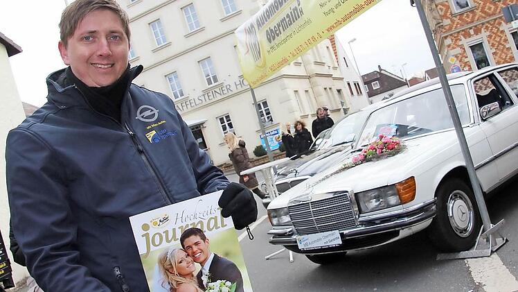 Heiraten mit Youngtimer: Marc Bienlein steht vor dem weißen Mercedes 280 SE, den man für diese Zwecke bei ihm mieten kann.