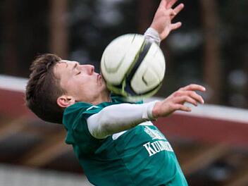Perfekte Ballannahme: Die Qualitäten von Kevin Diwersi sind am Sonntag im Spiel des TSV Neudrossenfeld (2.) gegen den FSV Stadeln (3.) besonders gefragt. Foto: Alexander Muck