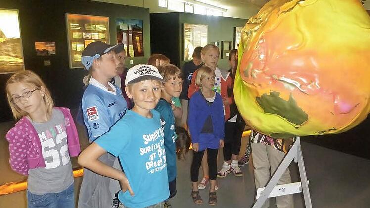 Optisch hat sie was von einer Kartoffel, unsere Erde! Das haben die Mühlendorfer Viertklässler genau recherchiert. Fotos: privat