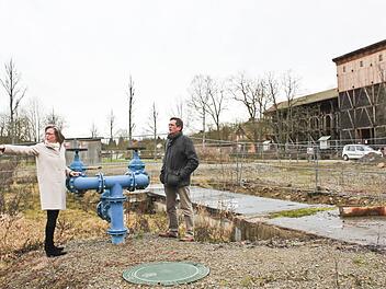 Birgit Imhof und Hartmut Holzheimer vom Wasserwirtschaftsamt begutachten das Areal um den Runden Brunnen, der sich derzeit noch in der links im Hintergrund zu sehenden Holzhütte verbirgt. Foto: Thomas Mäuser