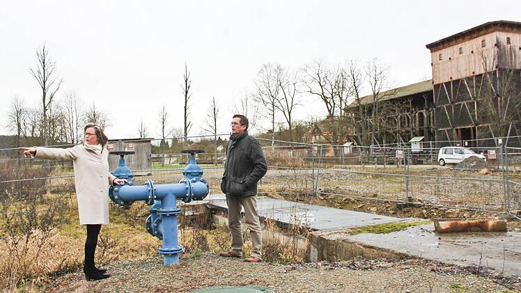 Birgit Imhof und Hartmut Holzheimer vom Wasserwirtschaftsamt begutachten das Areal um den Runden Brunnen, der sich derzeit noch in der links im Hintergrund zu sehenden Holzhütte verbirgt. Foto: Thomas Mäuser