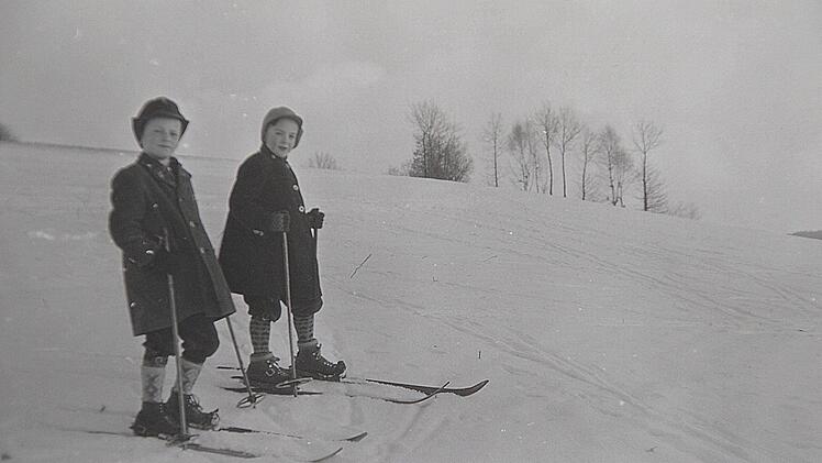 Skischule in den fünfziger Jahren am Leithen-Hang bei Tennach - ...