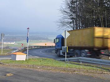 Gerade der hohe Anteil an Schwerverkehr macht den Stiefvater oberhalb von Neustadt zu einem schwierigen Straßenabschnitt. Im Coburger Landratsamt könnte man deshalb gut damit leben, wenn der Freistaat Bayern die Kreisstraße CO 11 - und damit auch den Ausbau der Steigungs - übernehmen würde. Foto: Rainer Lutz