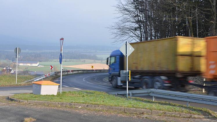 Gerade der hohe Anteil an Schwerverkehr macht den Stiefvater oberhalb von Neustadt zu einem schwierigen Straßenabschnitt. Im Coburger Landratsamt könnte man deshalb gut damit leben, wenn der Freistaat Bayern die Kreisstraße CO 11 - und damit auch den Ausbau der Steigungs - übernehmen würde. Foto: Rainer Lutz