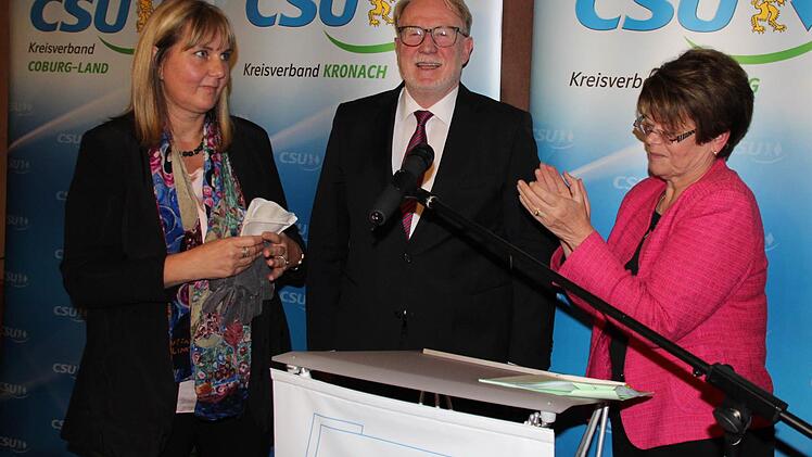 Hans Michelbach dankte den Delegierten für das Traumergebnis von 96 Prozent Zustimmung. Mit im Bild Coburgs Zweite Bürgermeisterin Birgit Weber (links) und Wahlleiterin Elke Protzmann.  Foto: Friedwald Schedel