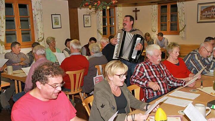 Ein fränkischer Singabend in Hallerndorf: Vitus Kramer spielte mit seinem Akkordeon inmitten der Freunde fränkischen Liedgutes.  Foto: Mathias Erlwein