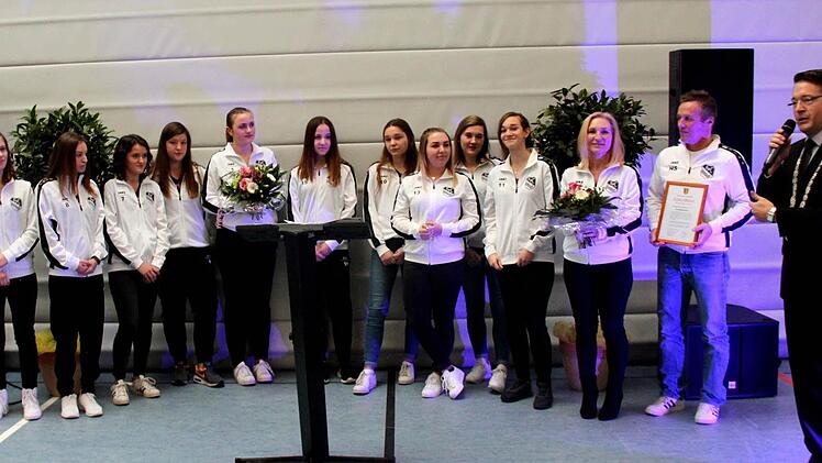 Die erfolgreichen Fußballerinnen standen beim Neujahrsempfang schon zum vierten Mal auf dem Ehrenpodest. Foto: Johanna Blum