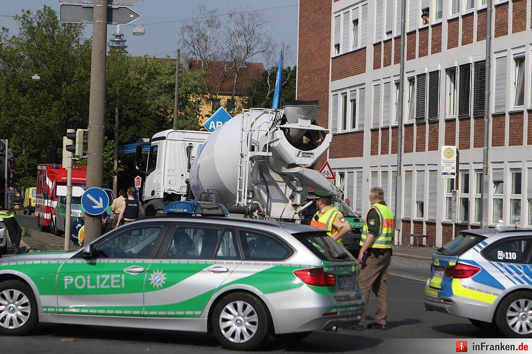 Betonmischer erfasst Fahrradfahrerin: Frau lebensgefährlich verletzt - Unfallhergang noch absolut unklar – Rückstau durch Umleitung des Verkehrs