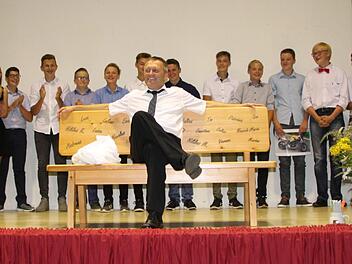 Geschenk für den "Lehrkönig": Eine Bank mit den Namen aller seiner Schüler darf Klassenlehrer Norbert Werner in seinen Garten stellen. Foto: Ulrike Müller