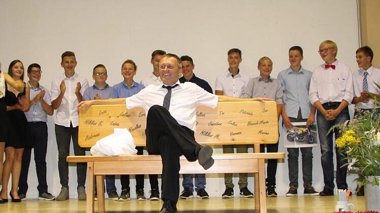 Geschenk für den "Lehrkönig": Eine Bank mit den Namen aller seiner Schüler darf Klassenlehrer Norbert Werner in seinen Garten stellen. Foto: Ulrike Müller
