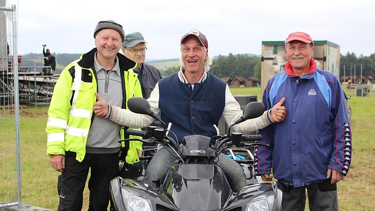 Eugen Glöckl (v.l.), Ludwig Gräser, Jörg Müller, der BR-Produktionsleiter, und Wilhelm Löffler haben bei den Vorbereitungen mächtig Spaß. Foto: Lisa Kieslinger
