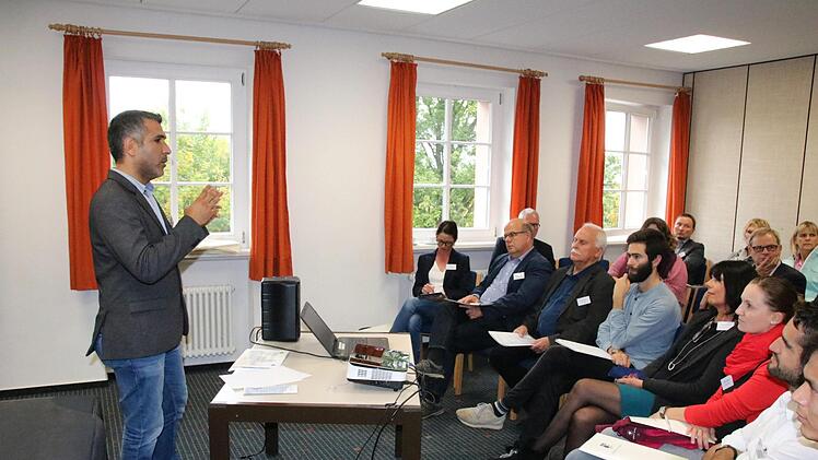 Jobbegleiter Hamzeh Alkheder von der GbF Schweinfurt stellte Bildungssysteme in den Herkunftsländern vor. Foto: Ralf Ruppert