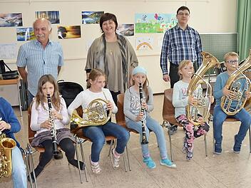 Große Freude bei der Instrumentenübergabe der neuen Nachwuchsmusiker für das Schulorchester der Grundschule Stockheim. Hinten stehend von links Gerwin Eidloth (Bergmannskapelle Stockheim), Rektorin Astrid Kestel, Orchesterleiter Daniel Härich  Foto: K.- H. Hofmann