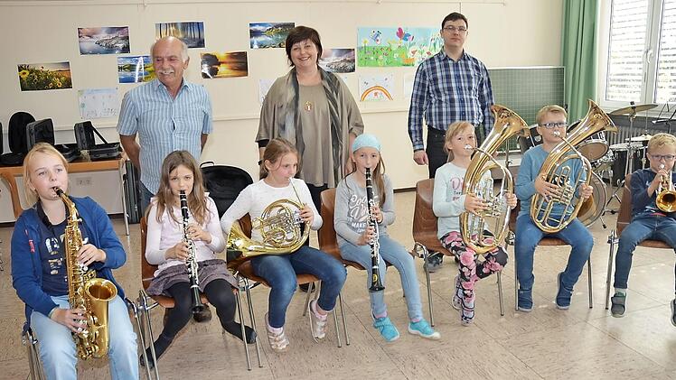 Große Freude bei der Instrumentenübergabe der neuen Nachwuchsmusiker für das Schulorchester der Grundschule Stockheim. Hinten stehend von links Gerwin Eidloth (Bergmannskapelle Stockheim), Rektorin Astrid Kestel, Orchesterleiter Daniel Härich  Foto: K.- H. Hofmann