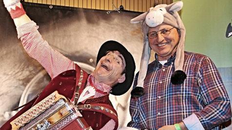 Manfred Brehm aus Pfaffendorf (rechts), musste dem Humoristen Oti Schmelzer assistieren, als dieser die lokale Szene der Gemeinde Maroldsweisach und Pfaffendorf auf die Schippe nahm.  Foto: Helmut Will