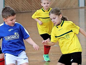 Paula (rechts) vom FC Neubrunn stand den Jungs in nichts nach und stellte immer wieder ihr Talent unter Beweis. Gegen ihren Kontrahenten vom TSV Kirchaich im blauen Dress eilt ihr Teamkamerad Daniel (gelbes Trikot, im Hintergrund) zur Hilfe.  Foto: Günther Geiling