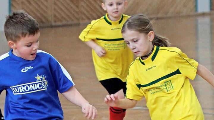 Paula (rechts) vom FC Neubrunn stand den Jungs in nichts nach und stellte immer wieder ihr Talent unter Beweis. Gegen ihren Kontrahenten vom TSV Kirchaich im blauen Dress eilt ihr Teamkamerad Daniel (gelbes Trikot, im Hintergrund) zur Hilfe.  Foto: Günther Geiling