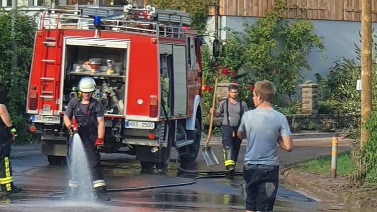 Die Freiwillige Feuerwehr wurde von freiwilligen Helfern unterstützt. Foto: Christian Licha